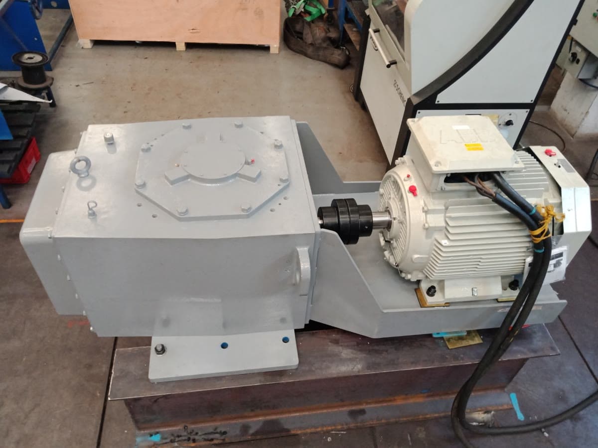 Overhauled gearbox coupled to a drive motor on the test bench